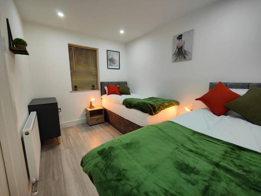 7 Guests - 4 Bedroom - Free Wi-Fi - Kettering Kültér fotó