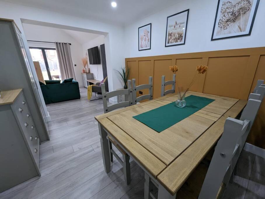 7 Guests - 4 Bedroom - Free Wi-Fi - Kettering Kültér fotó