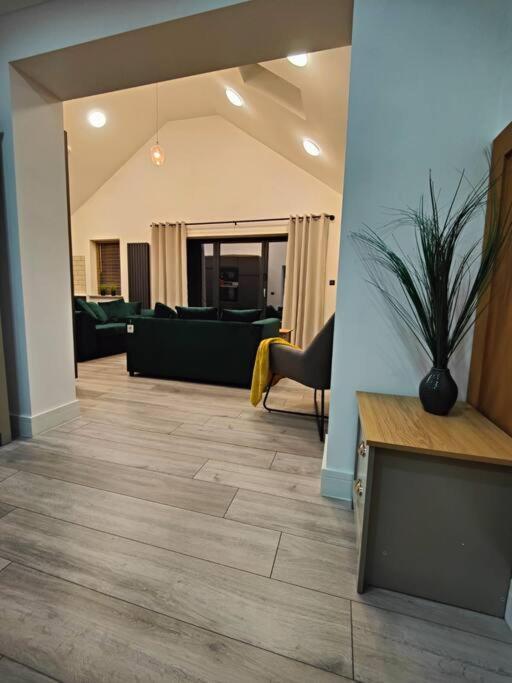 7 Guests - 4 Bedroom - Free Wi-Fi - Kettering Kültér fotó