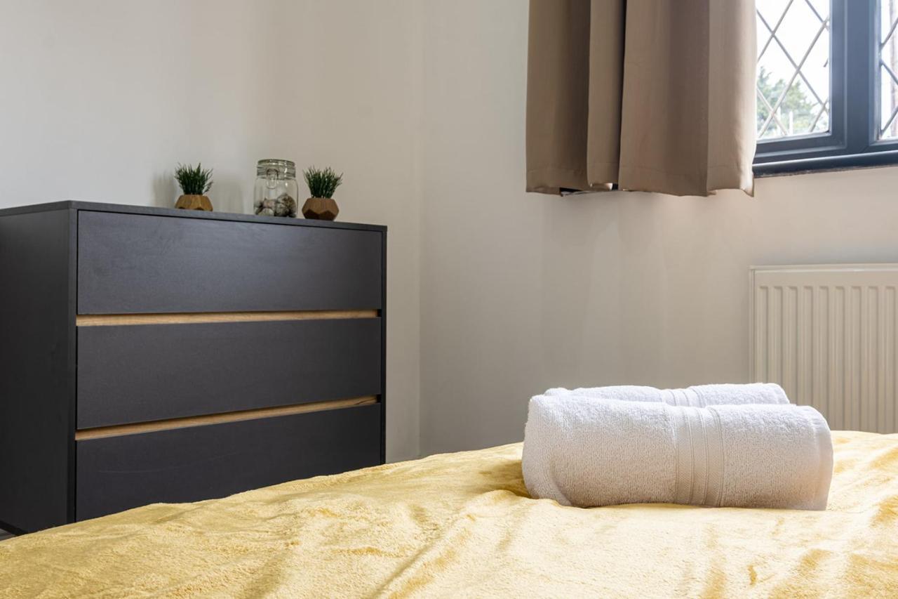 7 Guests - 4 Bedroom - Free Wi-Fi - Kettering Kültér fotó