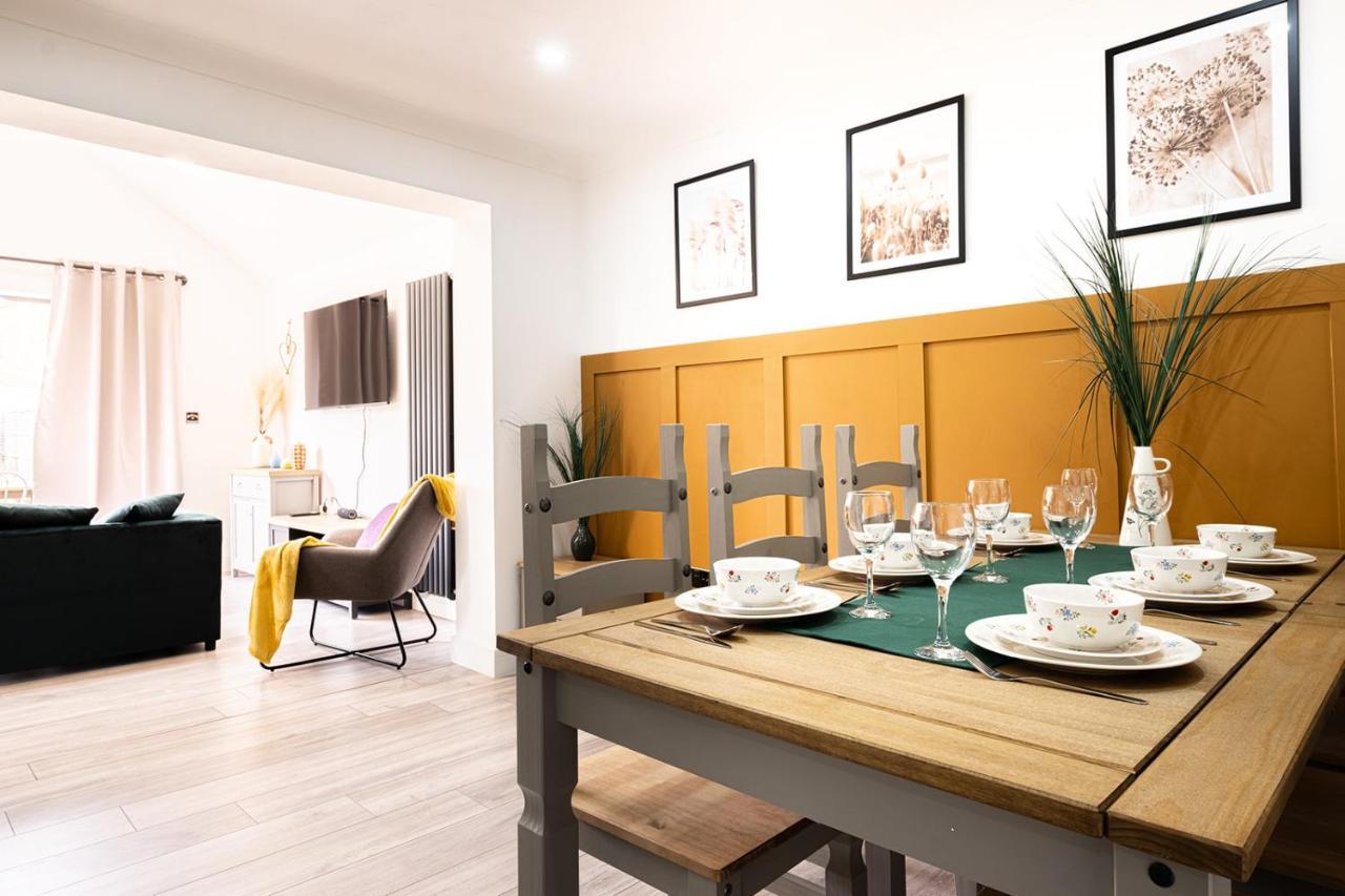 7 Guests - 4 Bedroom - Free Wi-Fi - Kettering Kültér fotó