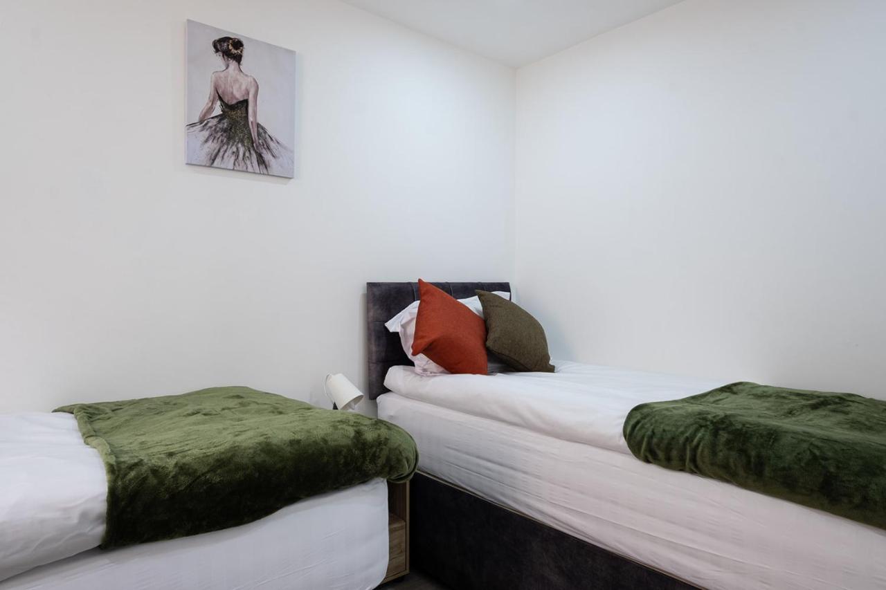 7 Guests - 4 Bedroom - Free Wi-Fi - Kettering Kültér fotó