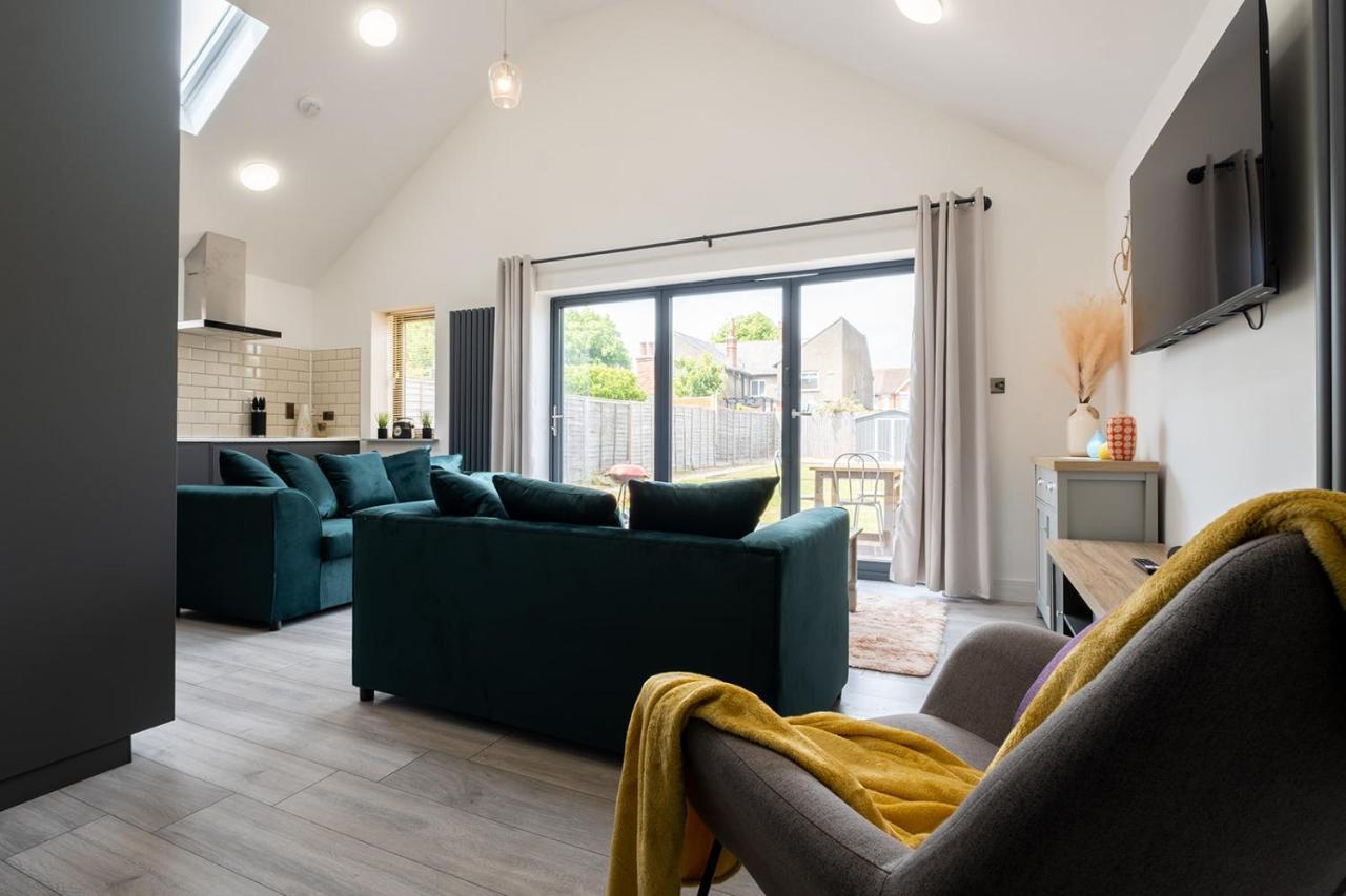 7 Guests - 4 Bedroom - Free Wi-Fi - Kettering Kültér fotó