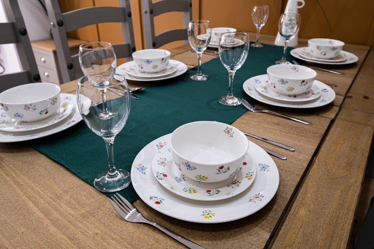 7 Guests - 4 Bedroom - Free Wi-Fi - Kettering Kültér fotó