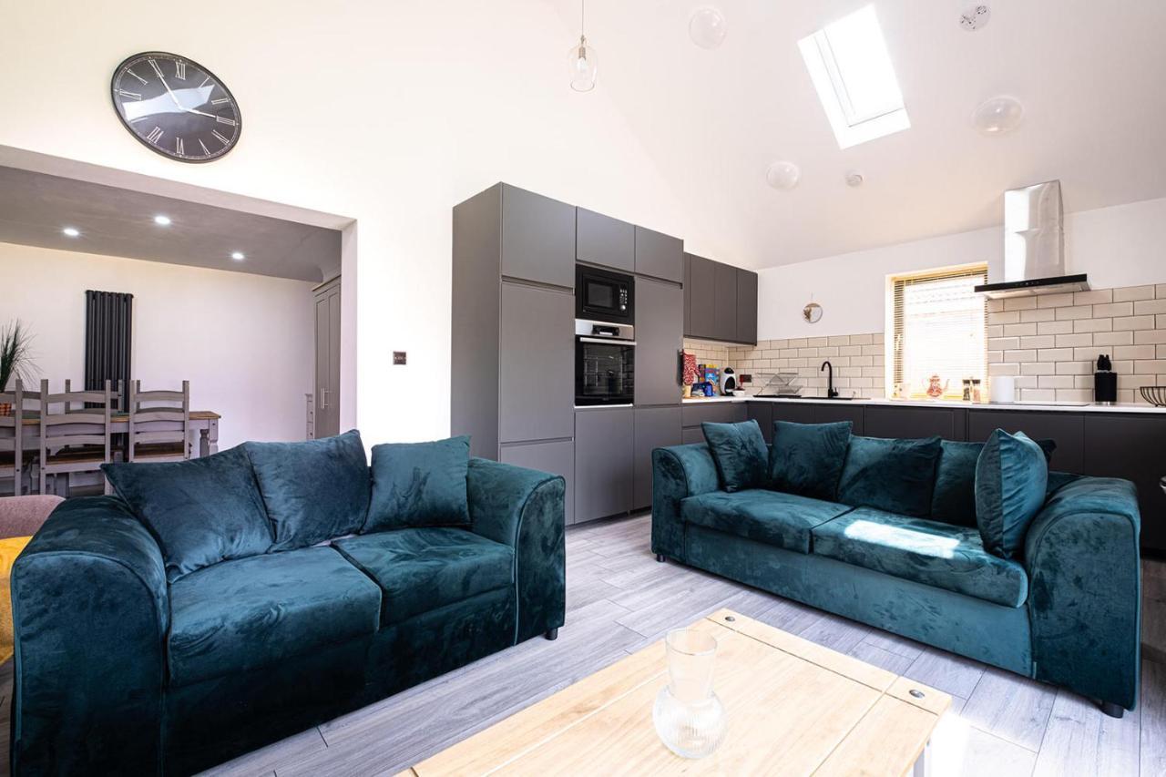 7 Guests - 4 Bedroom - Free Wi-Fi - Kettering Kültér fotó