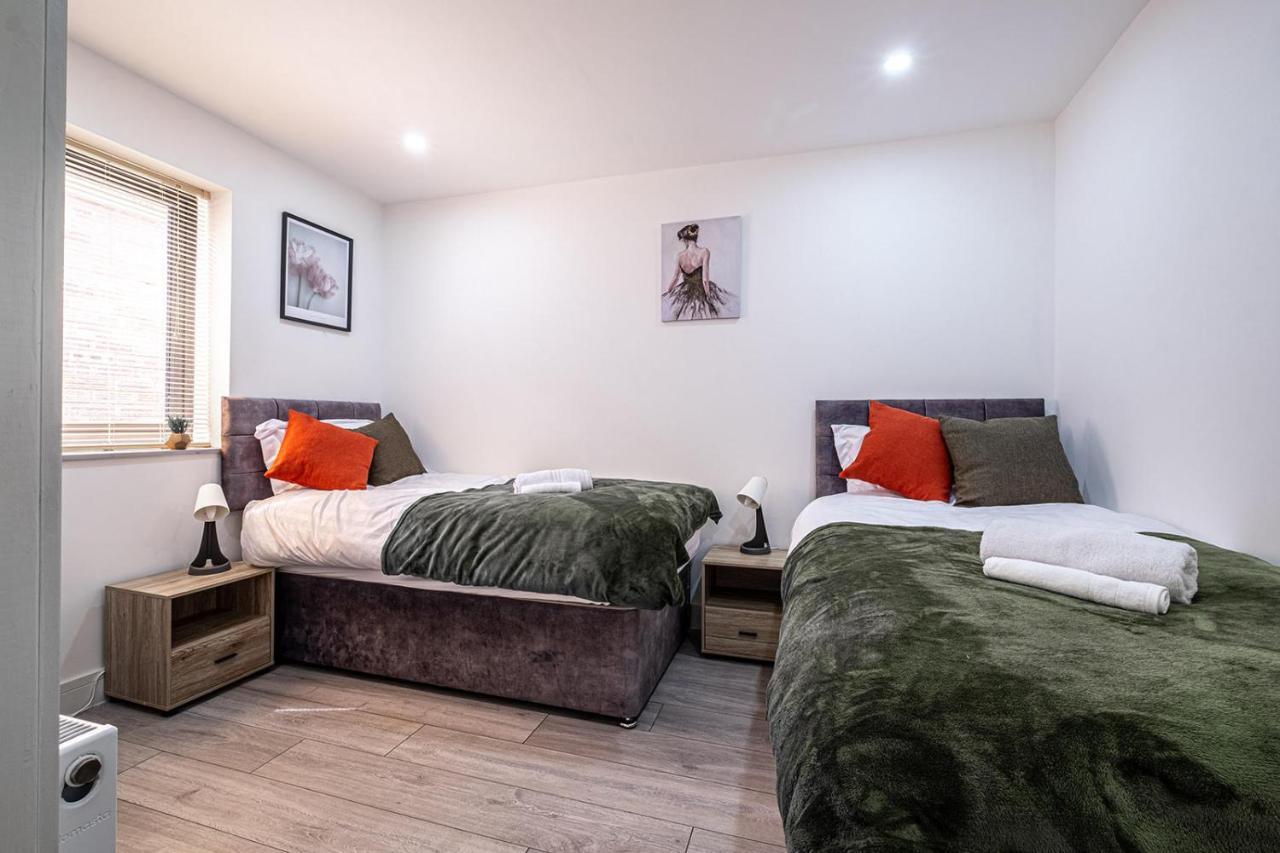 7 Guests - 4 Bedroom - Free Wi-Fi - Kettering Kültér fotó