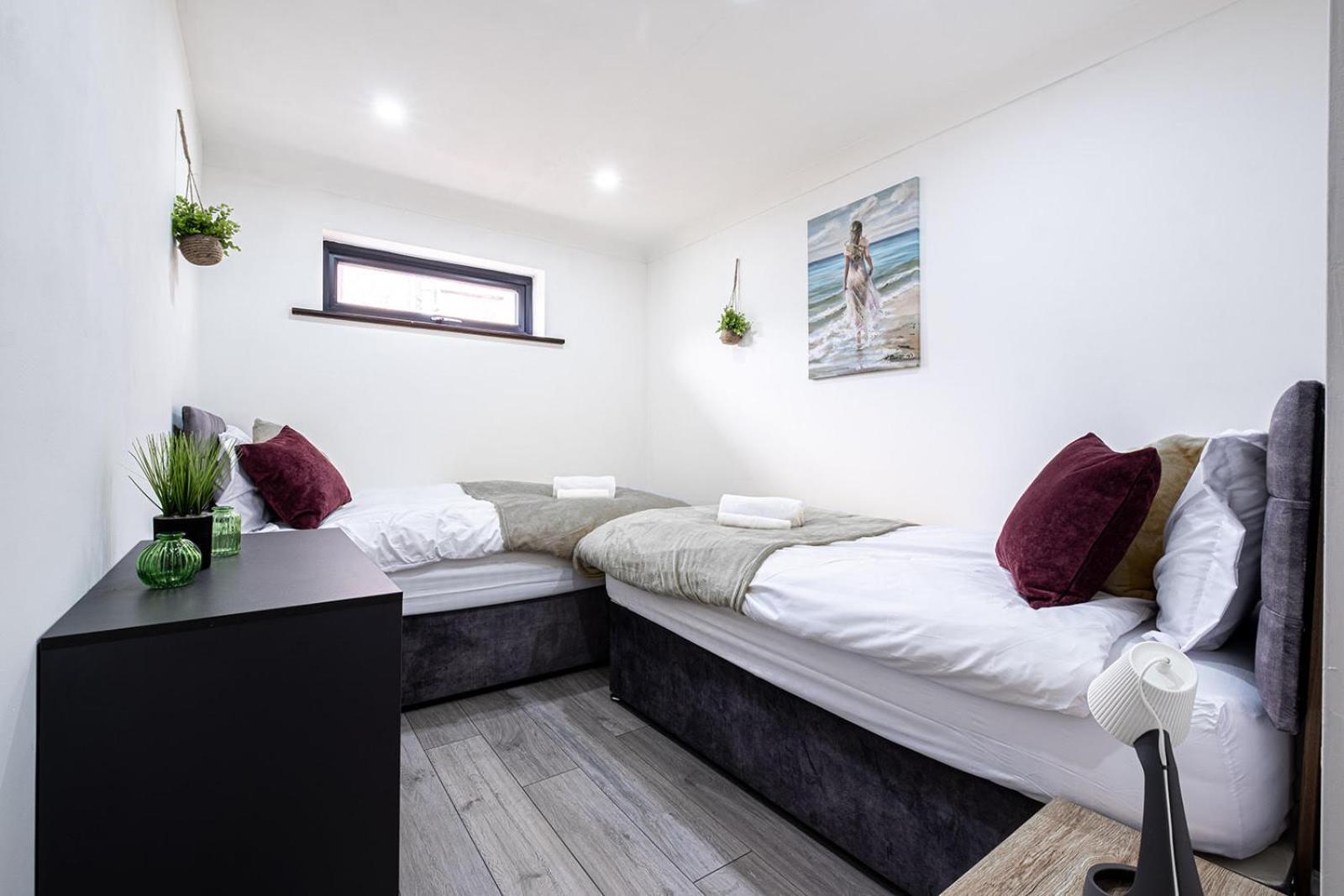 7 Guests - 4 Bedroom - Free Wi-Fi - Kettering Kültér fotó